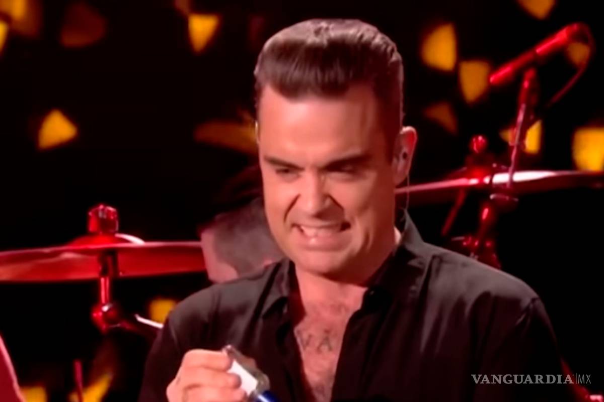 Robbie Williams desinfecta sus manos tras tocar a fans