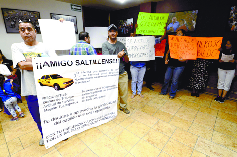 Taxistas se manifiestan; piden concesiones en Presidencia Municipal de Saltillo