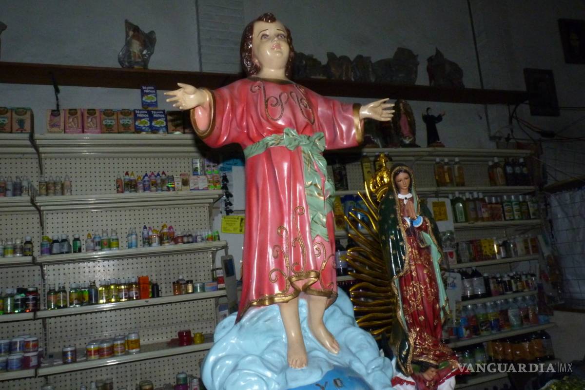 Saltillenses enfrentan al COVID-19 con lo que tengan a mano, como un santo o un rezo