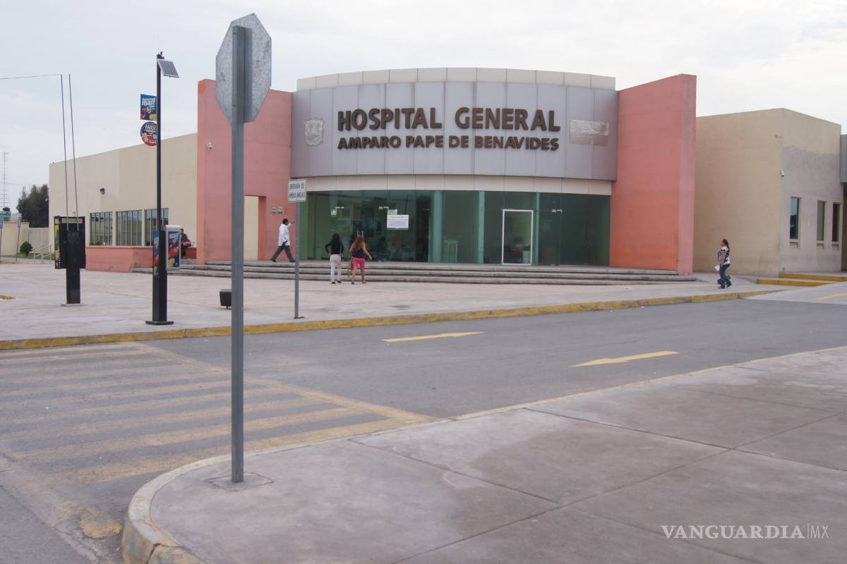 Toma mal una curva y choca con un poste