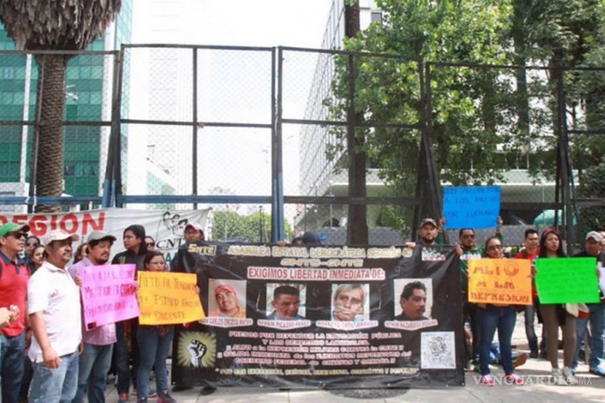 Se moviliza CNTE frente a embajada de EU