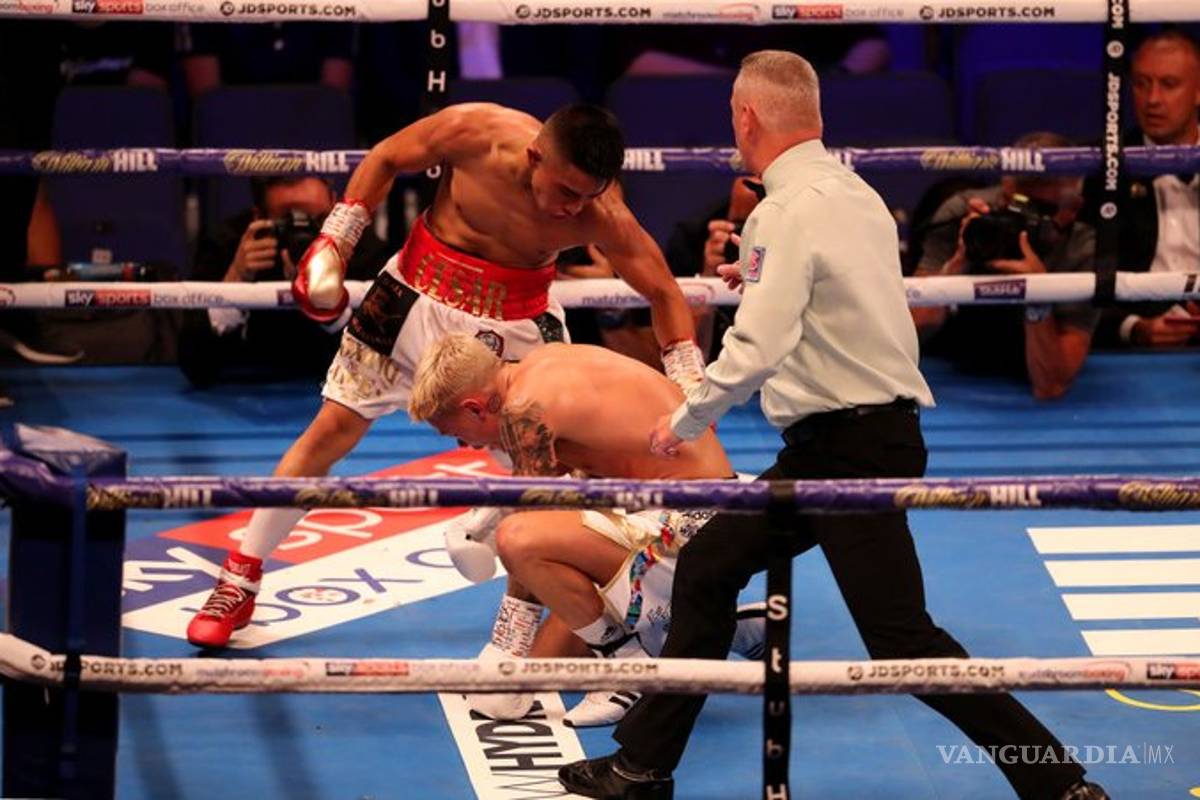 Boxeador mexicano noquea a su rival...pero le arrebatan el título