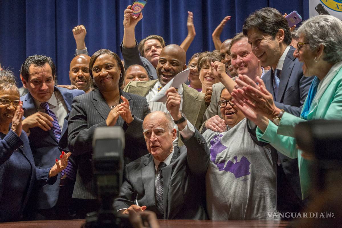 Hispanos celebran el aumento de salario mínimo en California