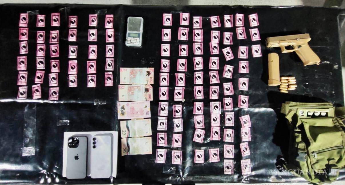 Detienen a hombre en auto con placas de Coahuila, en posesión de drogas y un arma en Nuevo León