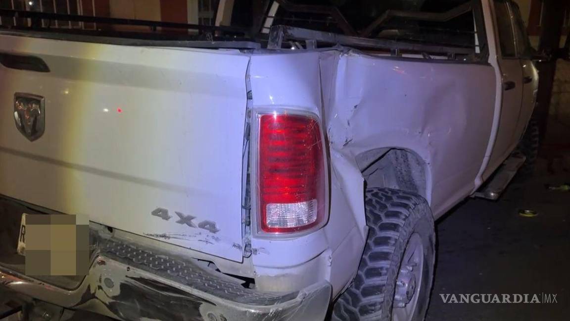 $!Elementos del Cuerpo de Bomberos trabajaron en el cruce de las calles Cárdenas y Allende para controlar la fuga de gas provocada tras el impacto entre una pipa y una camioneta.