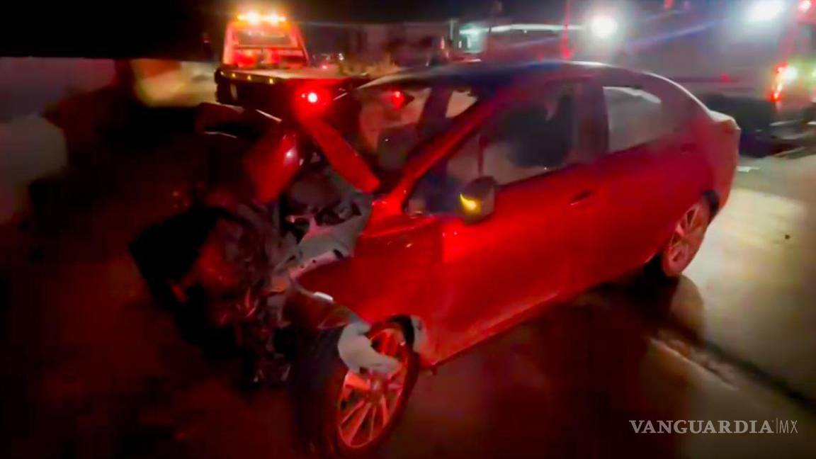 $!El Nissan Versa responsable del choque quedó con el frente totalmente destrozado.