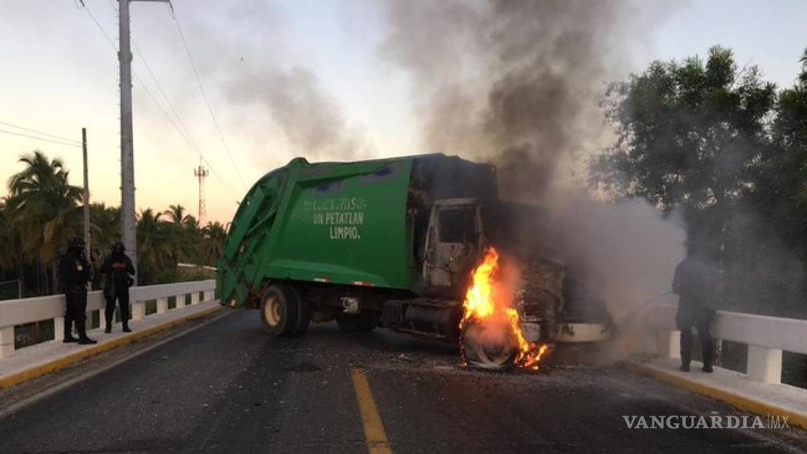 Queman autobuses y tractores en la carretera Zihuatanejo-Acapulco; gobierno acusa a 'Guardia Guerrerense'