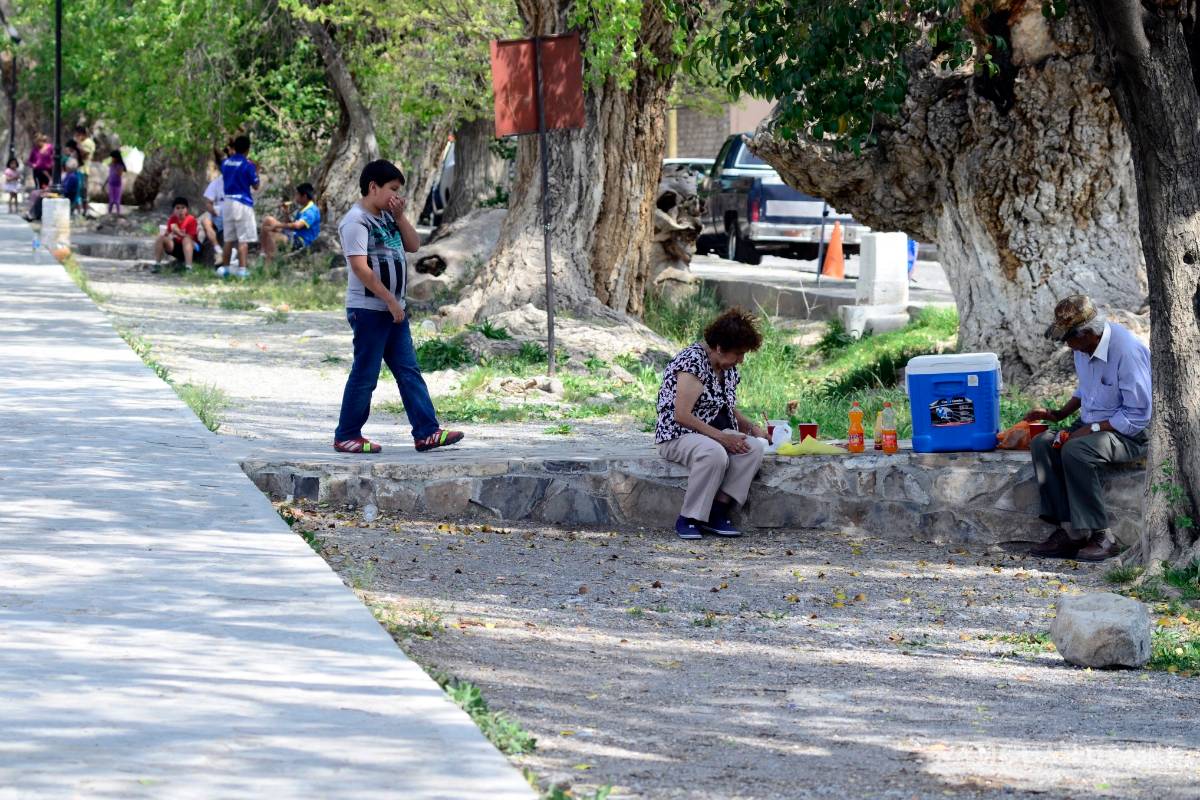 Multan en Arteaga a ciudadano con 35 mil pesos por tirar basura al aire libre