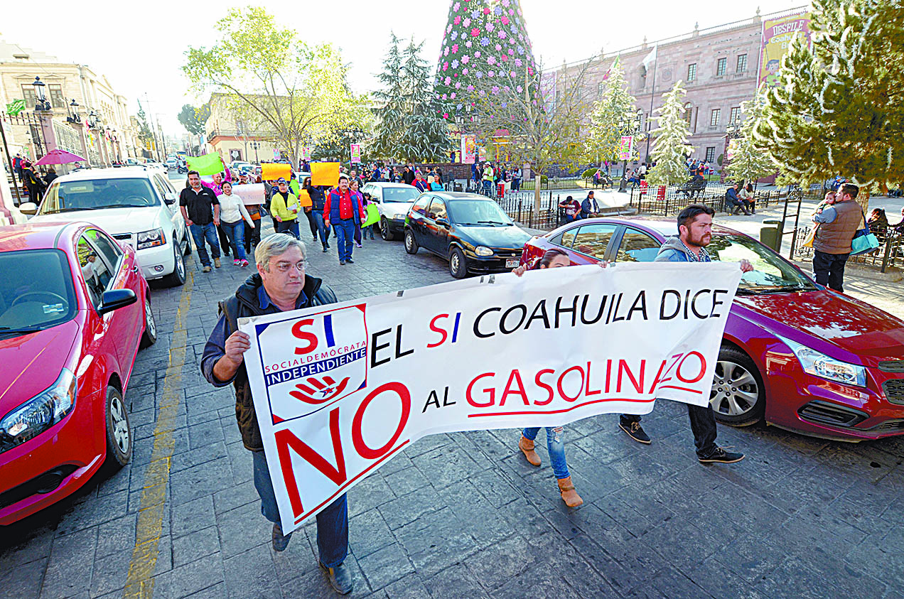 Marchan saltillenses en contra del gasolinazo
