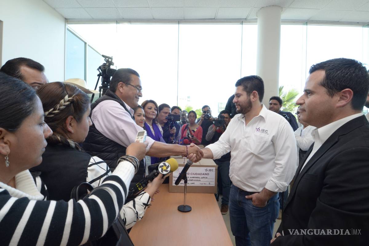 Entrega Javier Guerrero 47 mil firmas para su registro como candidato independiente por Coahuila; promete llegar a 200 mil