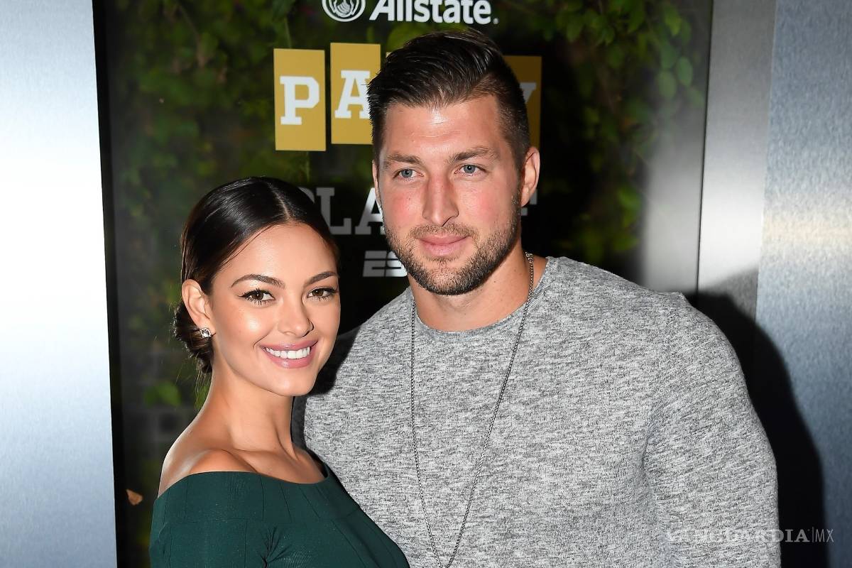 $!Tim Tebow le propone matrimonio a su novia, la exMiss Universo, Demi-Leigh Nel-Peters