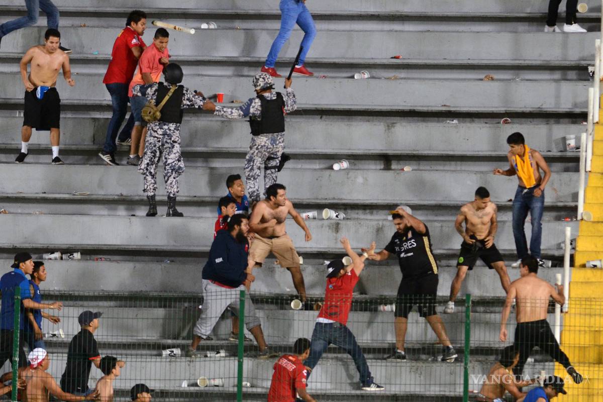 Aficionados de Tigres golpearon a policía en el estadio