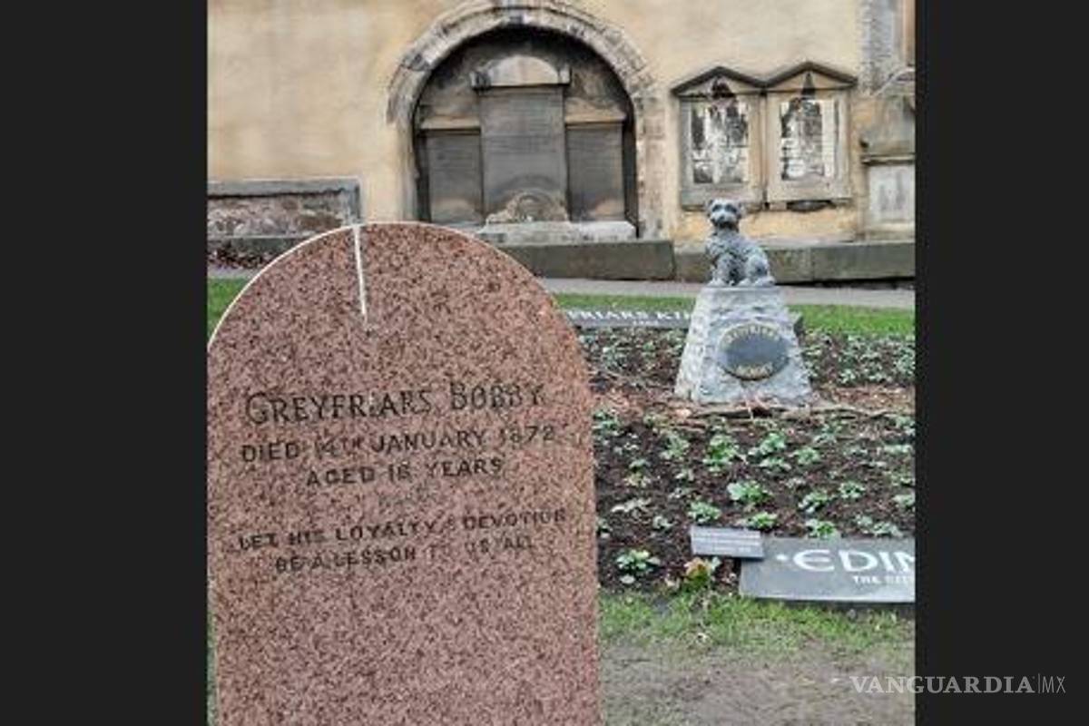 $!En Edimburgo, el fiel perrito “Bobby” fue enterrado al lado de su dueño y además tiene una escultura en su honor.