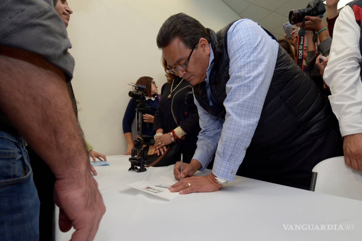 $!Javier Guerrero se registra ante el IEC; no descarta ir con un partido político