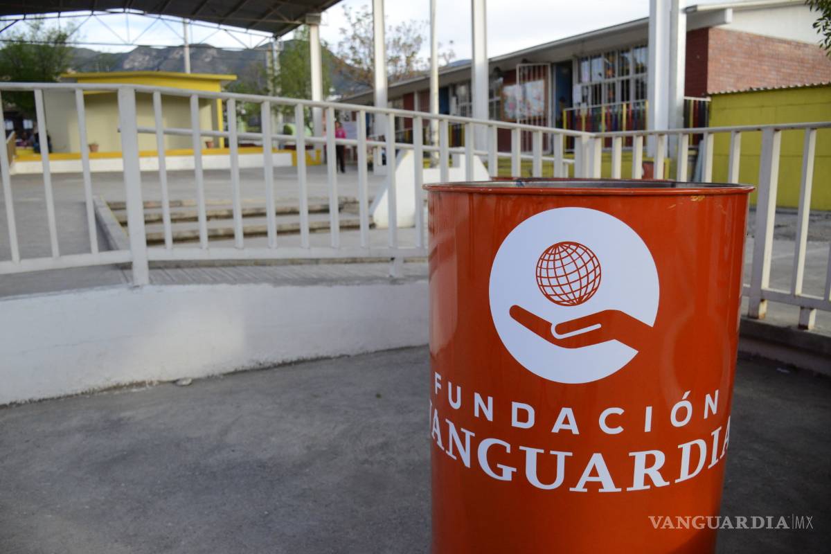 Entrega Fundación Vanguardia contenedores de basura