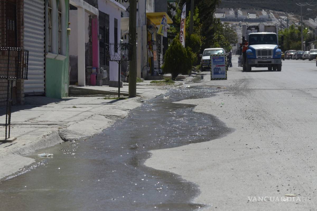 Con fétidos olores contamina fuga de aguas negras a colonia de Saltillo