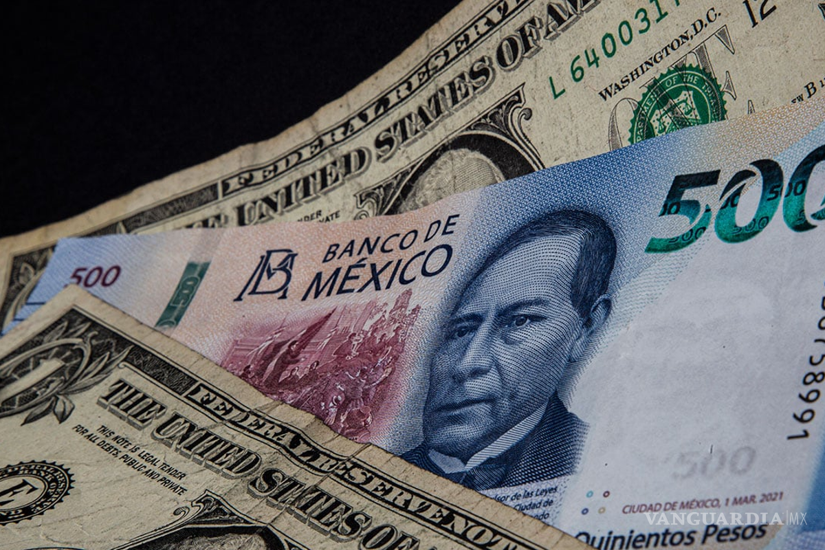 Peso mexicano sigue retrocediendo ante el dólar, cerraría semana con bajas