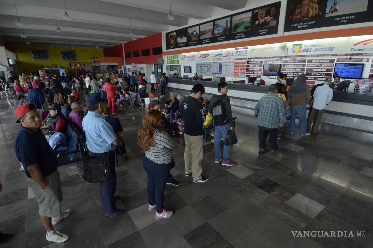 Asaltan autobús de paisanos en carretera a Zacatecas; comando armado los despoja de 250 mil dólares