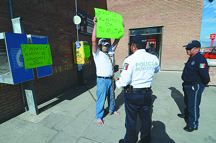 Protesta contra Uber: Taxista de Saltillo se encadena frente a instalaciones de la Policía