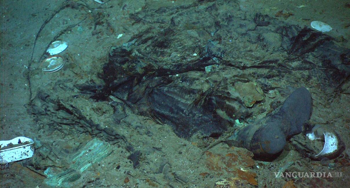 $!Los restos de un abrigo y de unas botas en el fondo marino cerca del sitio donde se encuentran los restos del Titanic.