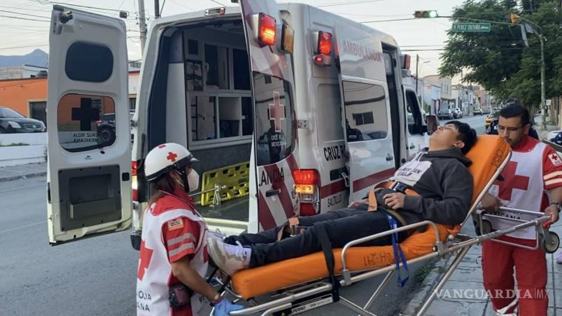 $!El joven, de aproximadamente 20 años, fue herido con arma blanca en el tórax tras resistirse al asalto.