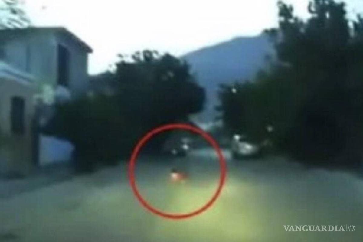 ¿Y los papás?, sorprende bebé gateando en medio de una calle, en Nuevo León