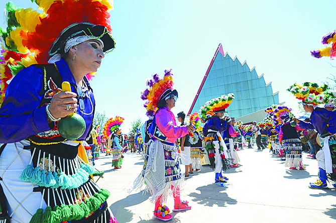 Reúne a 900 matlachines fiesta de música, plumas y colores en Saltillo