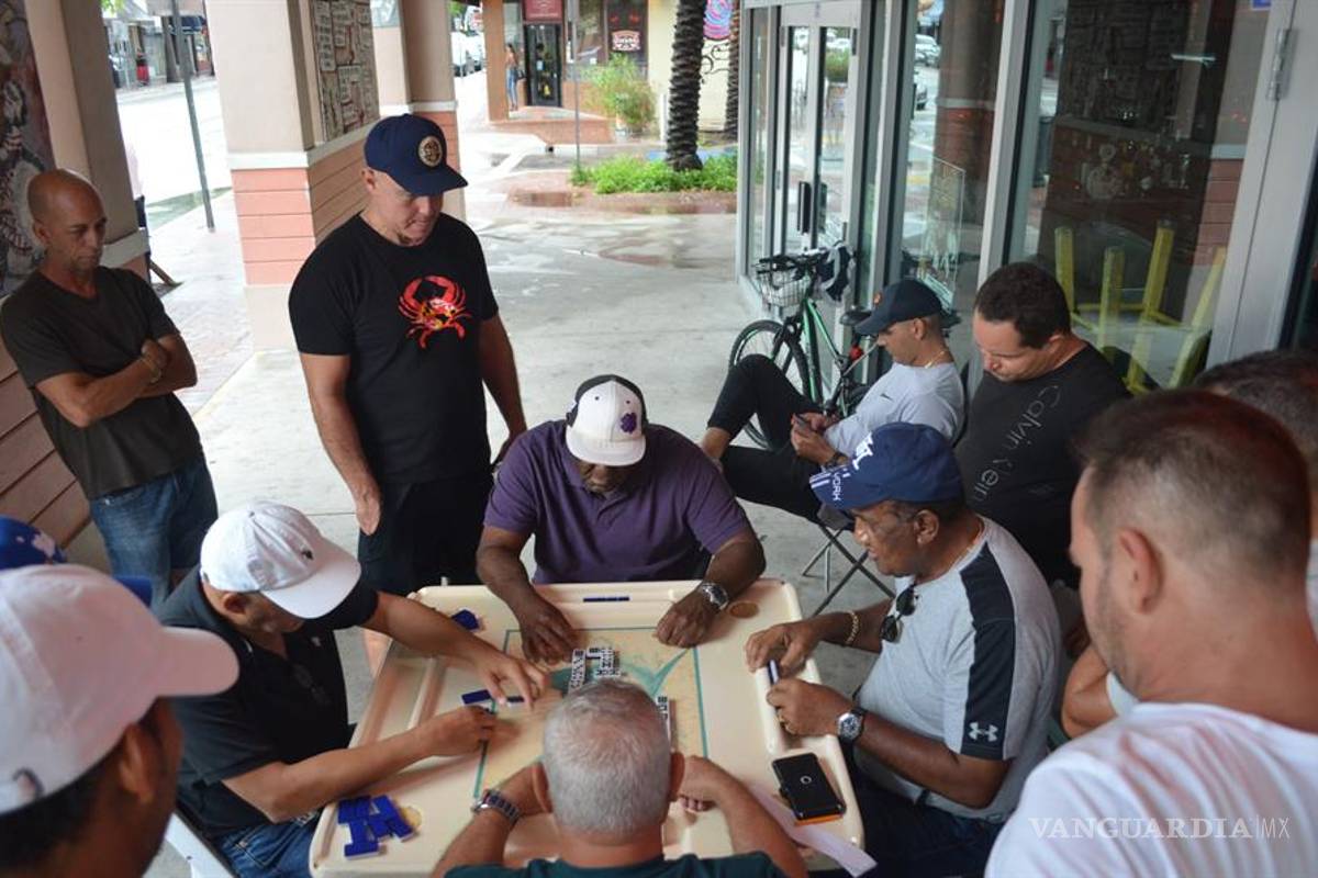 Ni siquiera el temido huracán Dorian los asusta, la partida de dominó es lo primero en Miami