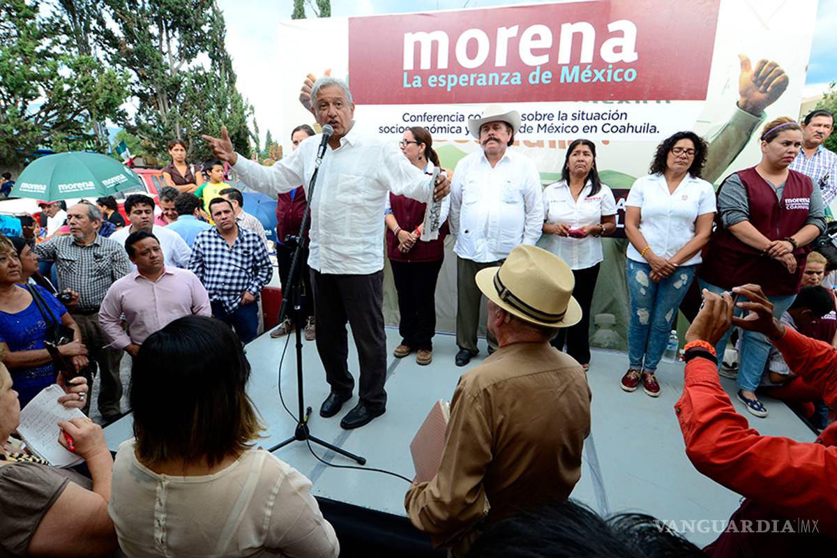 Acusa López Obrador al PRI y al PAN de perseguirlo con robots