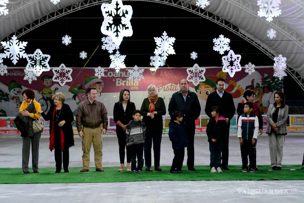 Inauguran en Saltillo pista de hielo más grande del Estado