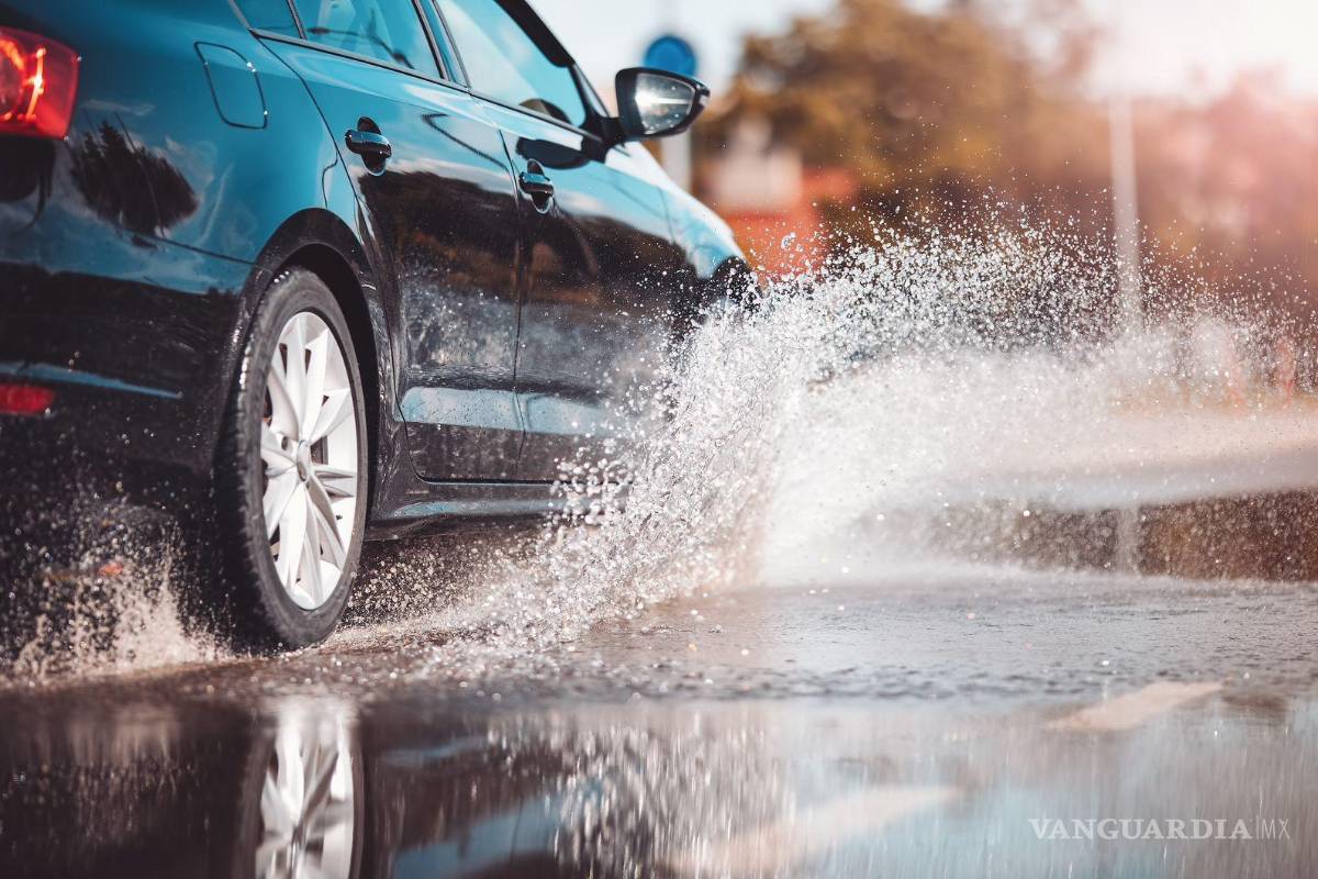 ¿Tu auto gasta más gasolina cuando llueve?