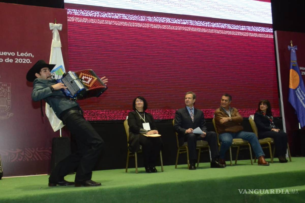 Bromea Esteban Moctezuma con saludo de codos en medio de brote por coronavirus