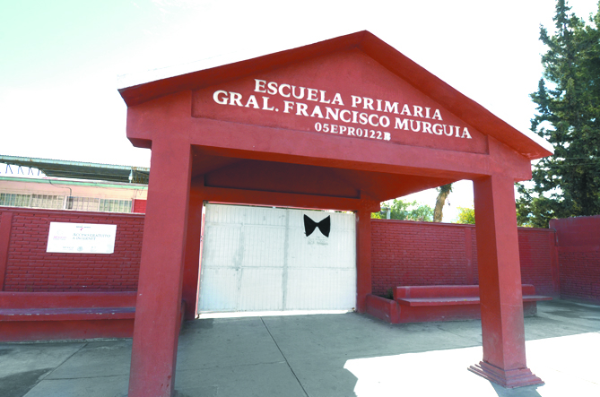 Usan tapabocas y vacunas en primaria de Saltillo tras muerte de uno de sus alumnos