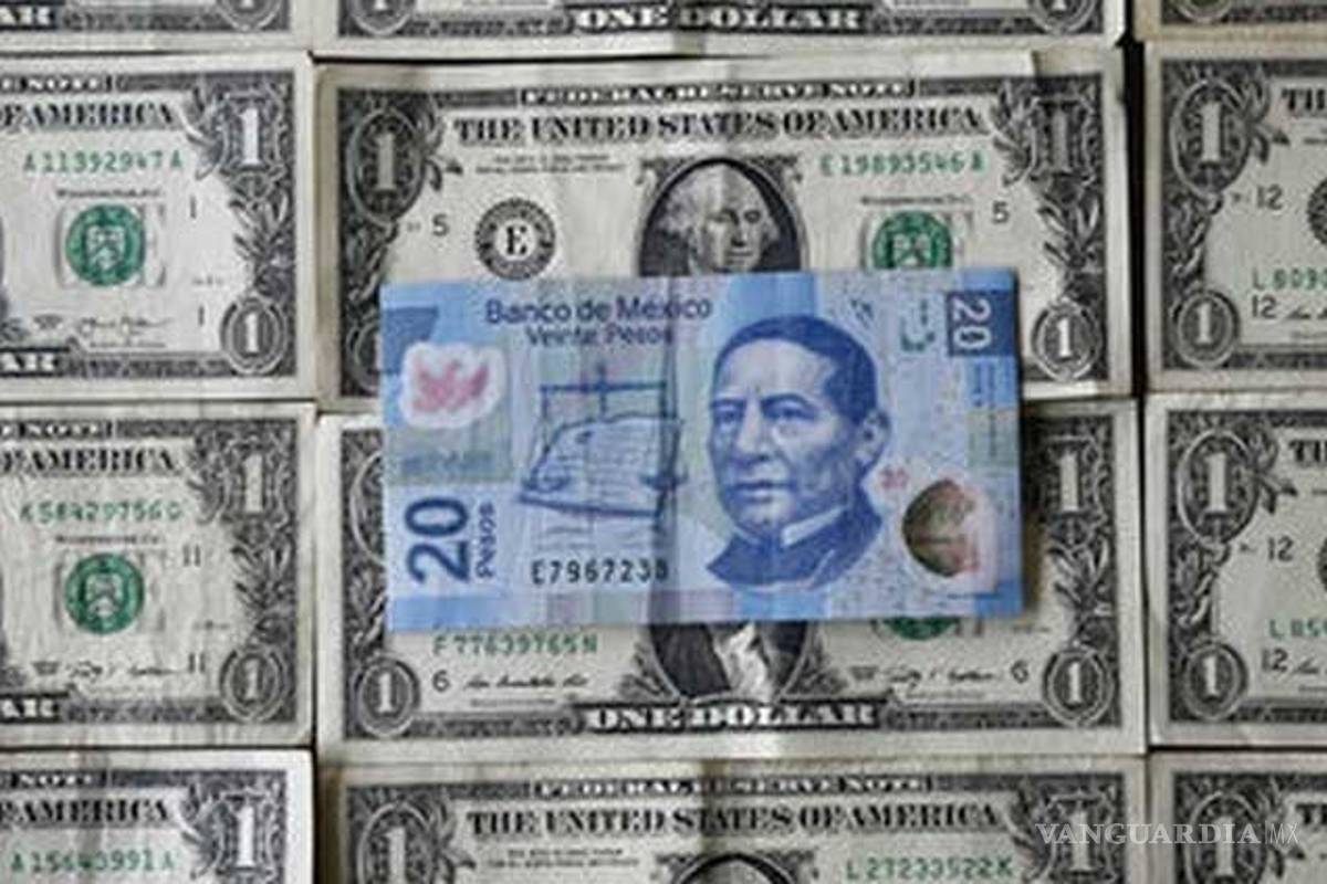 Peso retrocede 20 centavos tras revisión a nota crediticia del país