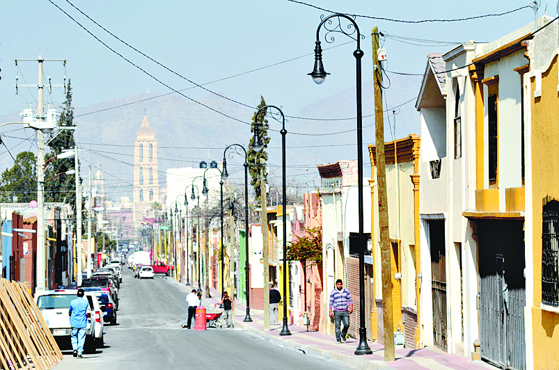 Colocan arbotantes estilo colonial en calle Juárez del centro de Saltillo