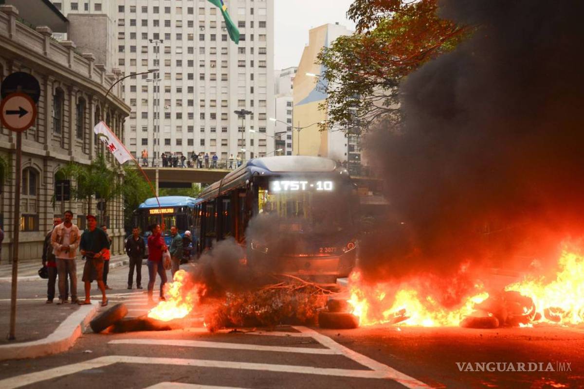 Protestas contra juicio a Rousseff bloquean carreteras en Brasil