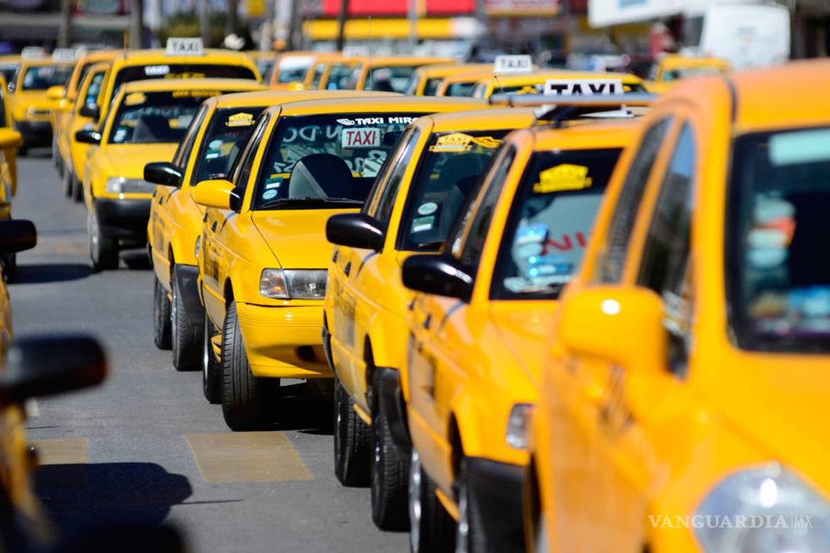 Taxistas de La Laguna bajan a pasajera del carro por ser UBER