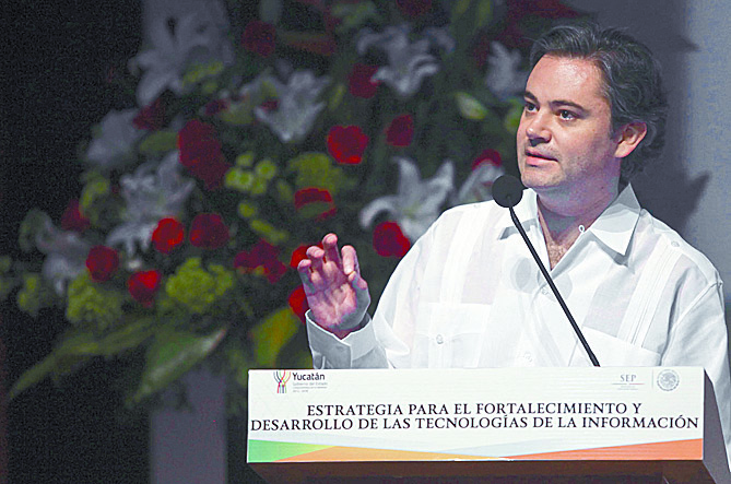 Nuño pide a maestros liberarse de sindicatos