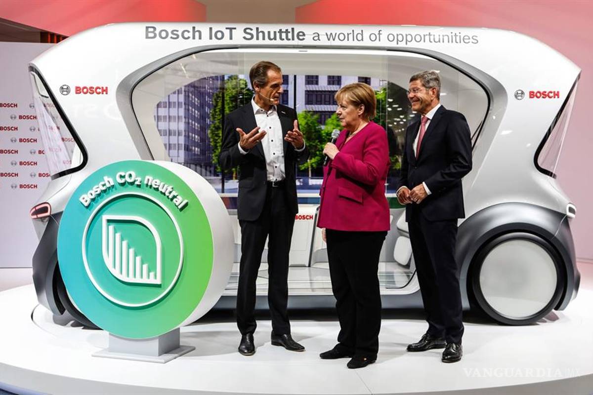 $!Angela Merkel inaugura el Salón Internacional del Automóvil en Frankfurt, no te puedes perder estas imágenes