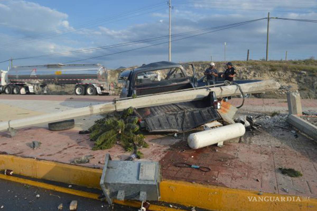 Matrimonio acaba prensado en camioneta en Saltillo