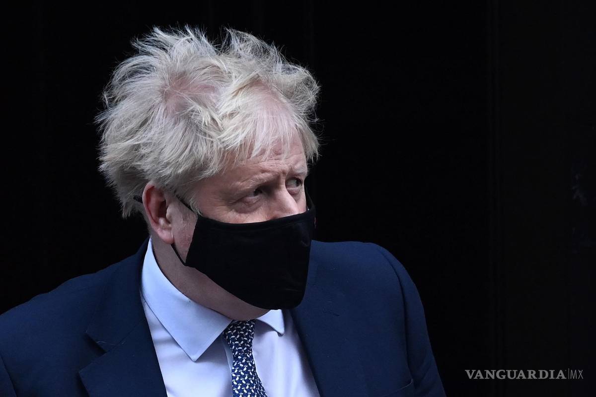 Admite Boris Johnson que asistió a fiesta en Downing Street durante estricta cuarentena de 2020