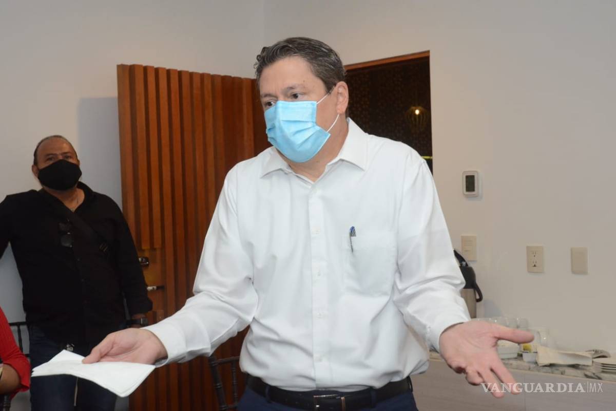 Reaparece Bailey, exdirector del Isssteleón, exonerado de cargos y exige disculpa