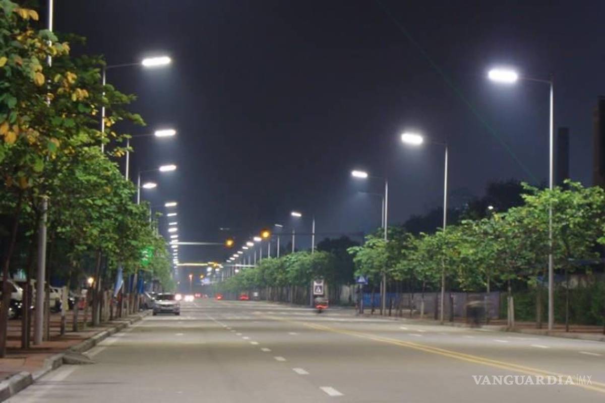 Para concretar dos proyectos de alumbrado público, adquiere Acuña equipo y 754 lámparas