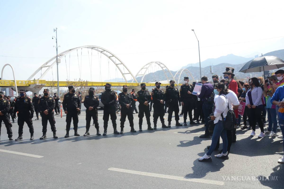 Bloquean Constitución en exigencia de que abran los salones de fiestas infantiles en Nuevo León