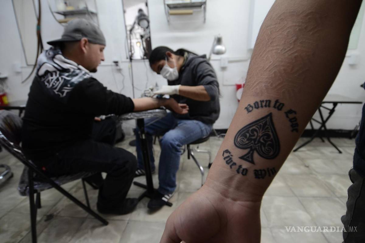 Coahuila: Deben cumplir tatuadores con regulación sanitaria