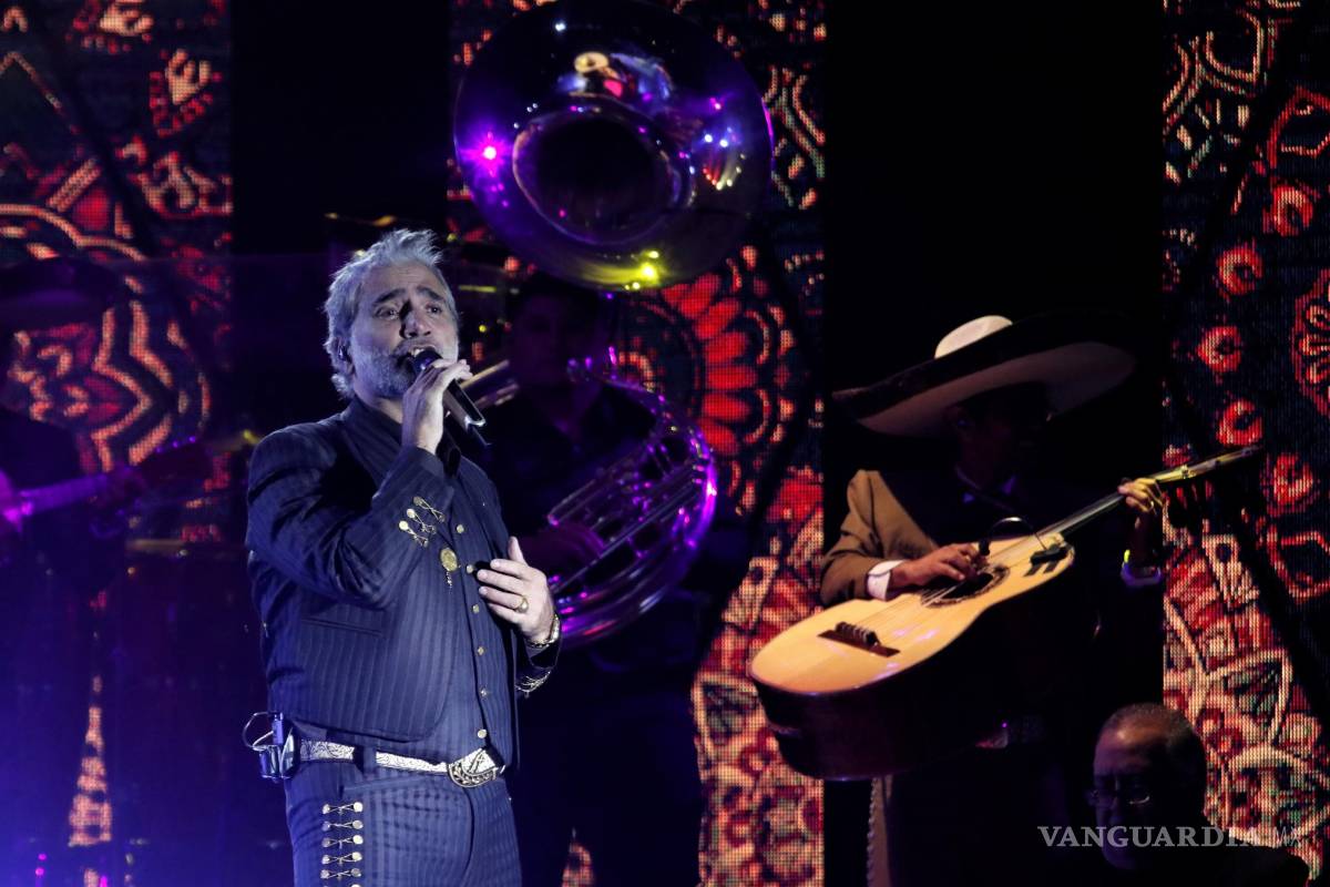 Al son del mariachi, deleita ‘El Potrillo’ Fernández a Saltillo