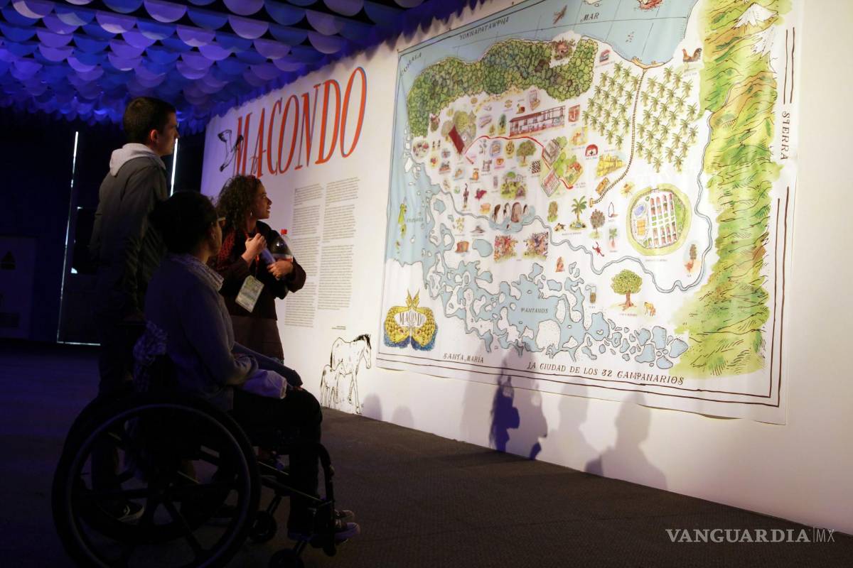 $!Visitantes recorren el pabellón Macondo en Bogotá, Colombia, durante la Feria Internacional del Libro de Bogotá en 2015.