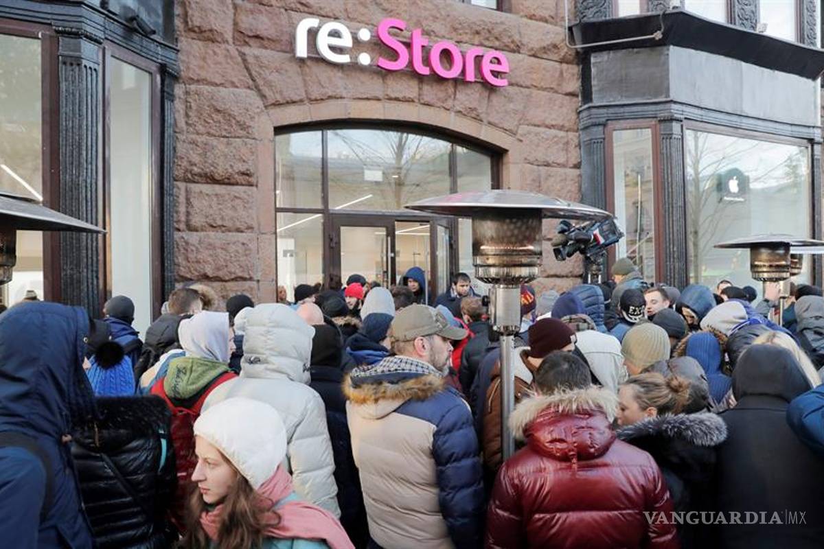Pese al frío, las personas hacen largas colas para comprar el iPhone X en Moscú