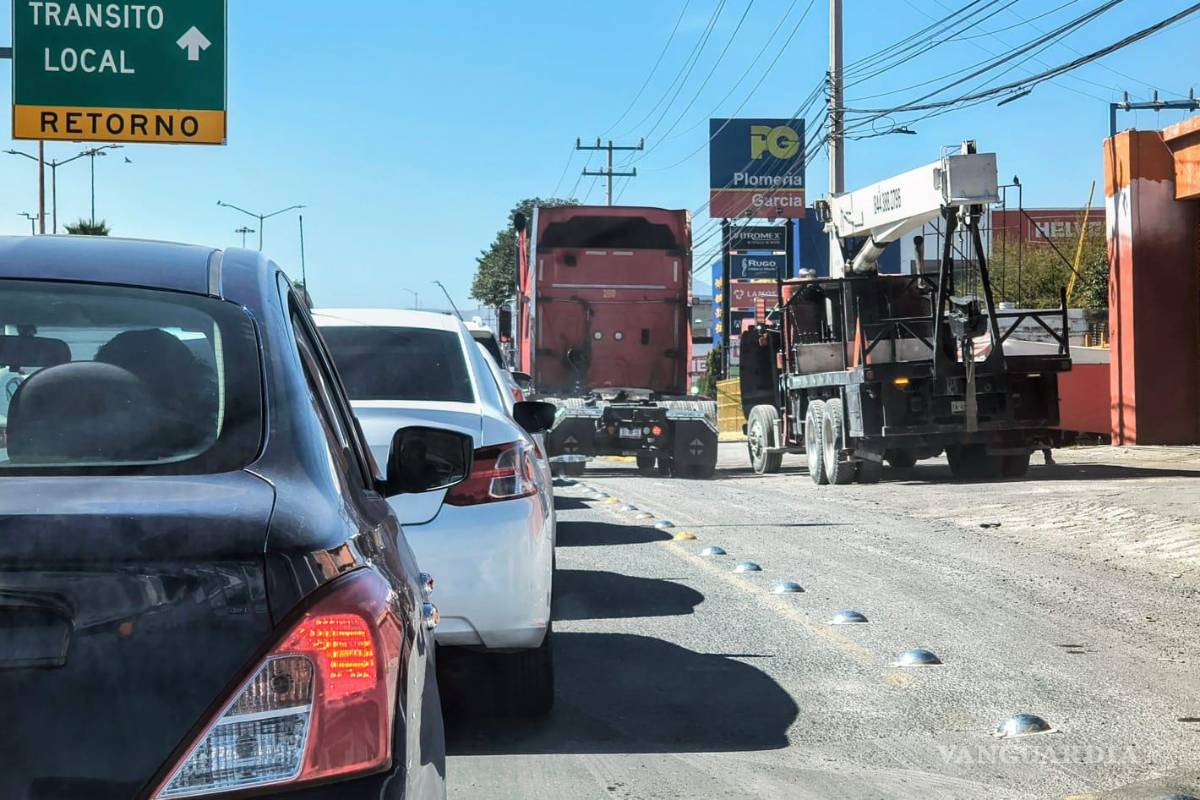 $!Vehículos de carga y camionetas invaden de manera constante la ciclovía en el sector oriente de Saltillo, especialmente en el tramo cercano al distribuidor vial El Sarape.
