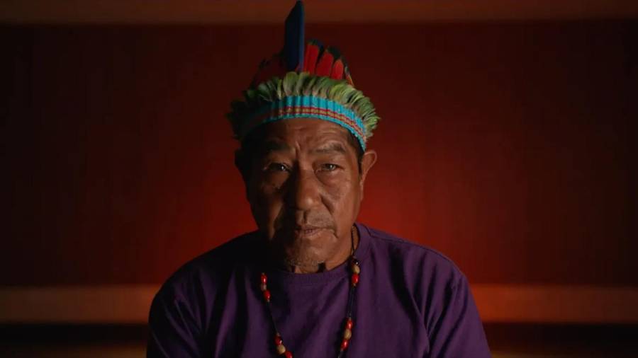 Un indígena brasileño que aparece en el documental ‘El Silencio de la Tierra’.
